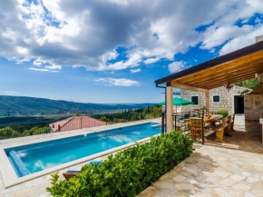 Villa Falcon Rook - Four-Bedroom Villa with Terrace and Swimming Pool